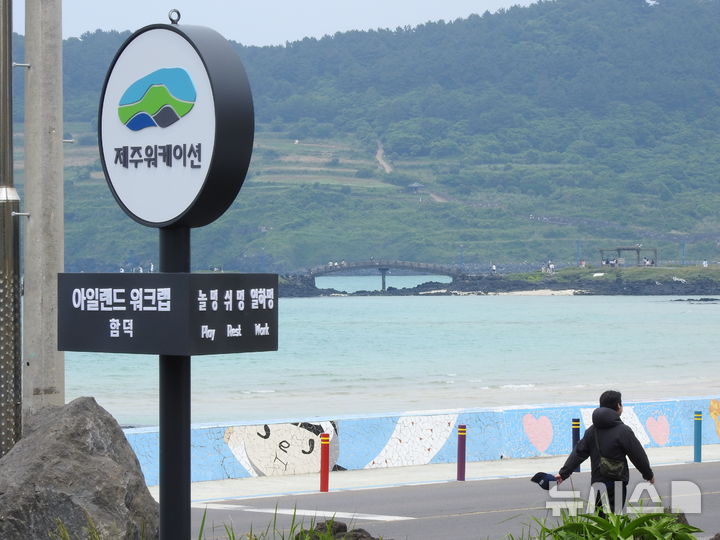 [제주=뉴시스] 김수환 기자 = 10일 관광객이 제주 워케이션 센터 아일랜드워크랩 함덕 앞 해안도로를 달리고 있다. 2026.06.12. notedsh@newsis.com