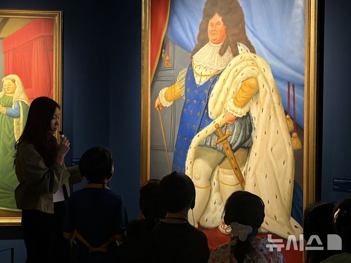 [서울=뉴시스]어린이들이 예술의전당에서 '페르난도 보테로: 형태의 미학' 전시를 전문 도슨트와 함께 관람하고 있다. 이 프로그램은 전시 관람 후 영어 수업과 드로잉 등 창작 활동을 연이어 진행하는 원데이 클래스 형태로 운영된다. (사진=예술의전당 제공)