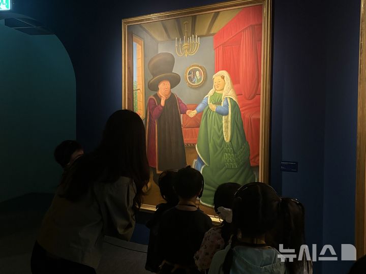 [서울=뉴시스]어린이들이 예술의전당에서 '페르난도 보테로: 형태의 미학' 전시를 전문 도슨트와 함께 관람하고 있다. 이 프로그램은 전시 관람 후 영어 수업과 드로잉 등 창작 활동을 연이어 진행하는 원데이 클래스 형태로 운영된다. (사진=예술의전당 제공)