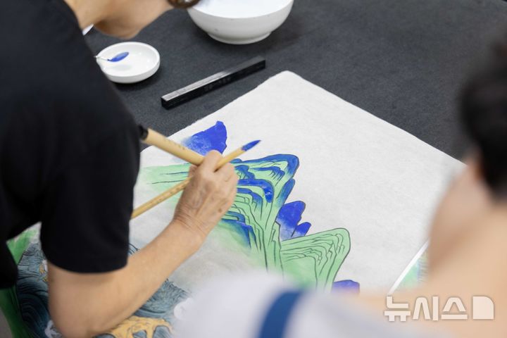 [서울=뉴시스]예술의전당 '서화아카데미'에 참여한 수강생들. (사진=예술의전당 제공) 