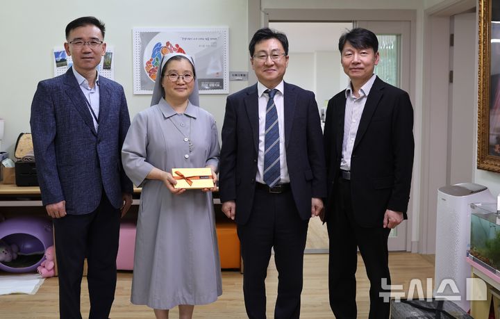 [광주=뉴시스] 광주본부세관은 12일 개청 46주년을 맞아 아동보호시설인 광주나자렛집과 소년가장 그룹홈 길상원, 나래울, 늘빛 등을 찾아 직원들이 정성껏 마련한 위문품과 성금을 전달했다고 밝혔다. (사진=광주세관 제공). 2026.06.12. photo@newsis.com *재판매 및 DB 금지