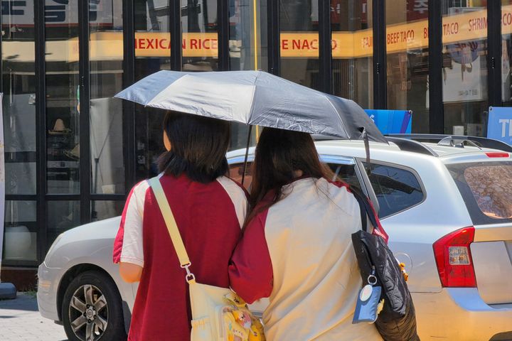 [대구=뉴시스] 이상제 기자 = 대구 낮 최고기온이 30도까지 오르며 더운 날씨를 보인 12일 대구 중구 동성로에서 시민들이 양산을 쓰고 이동하고 있다. 2026.06.12. king@newsis.com  *재판매 및 DB 금지