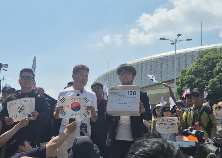 [서울=뉴시스] 조성하 기자 = 전 한국사 강사 전한길씨가 12일 오후 서울 송파구 올림픽공원 핸드볼경기장 인근에서 기자회견을 열고 선관위가 폐기했다고 밝힌 투표용지 보관상자로 추정되는 물품을 제보받았다며 해당 상자를 공개하고 있다. create@newsis.com *재판매 및 DB 금지