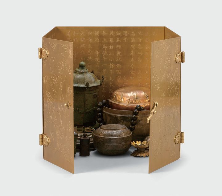 [서울=뉴시스] 황룡사 찰주본기가 새겨진 새겨진 금동 사리함(재현품)과 사리장엄 추정 봉안 모습 (사진=국립경주박물관 제공) 2026.06.12. photo@newsis.com *재판매 및 DB 금지