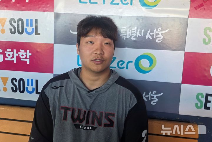 [서울=뉴시스] 김희준 기자 = 프로야구 LG 트윈스의 문보경이 11일 잠실구장에서 취재진과 이야기를 나누고 있다. 2026.06.11jinxijun@newsis.com