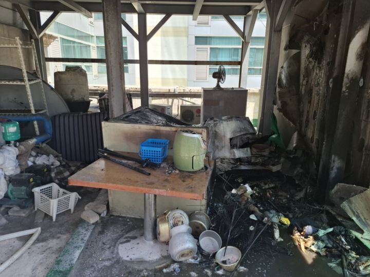 [서울=뉴시스] 12일 낮 서울 용산구 갈월동의 한 숙박시설 옥상 폐기물 수집장에서 불이 나 투숙객들이 대피했다. (사진=용산소방 제공) 2026.06.12. photo@newsis.com *재판매 및 DB 금지