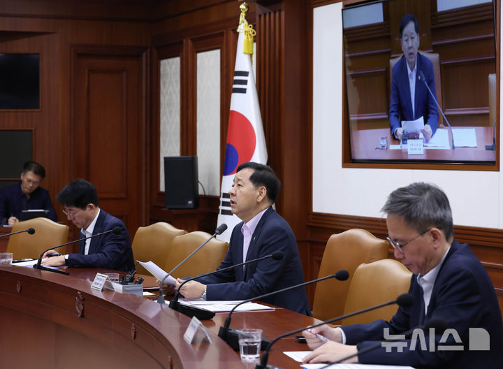 [서울=뉴시스] 조수정 기자 = 구윤철 경제부총리 겸 재정경제부 장관이 12일 오전 서울 종로구 정부서울청사에서 비상경제본부회의 겸 경제관계장관회의를 주재하고 있다. 2026.06.12. chocrystal@newsis.com