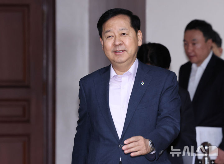 [서울=뉴시스] 조수정 기자 = 구윤철 경제부총리 겸 재정경제부 장관이 12일 오전 서울 종로구 정부서울청사에서 비상경제본부회의 겸 경제관계장관회의를 주재하기 위해 회의실에 입장하고 있다. 2026.06.12. chocrystal@newsis.com