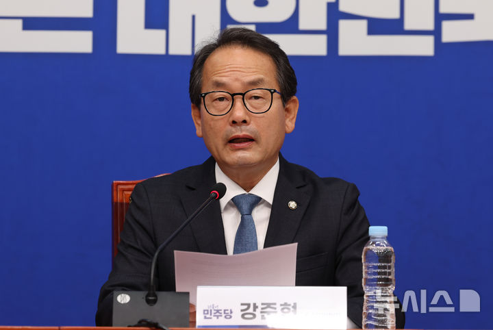 [서울=뉴시스] 김근수 기자 = 강준현 더불어민주당 수석대변인이 12일 오전 서울 여의도 국회에서 현안 관련 기자회견을 하고 있다. 2026.06.12. ks@newsis.com
