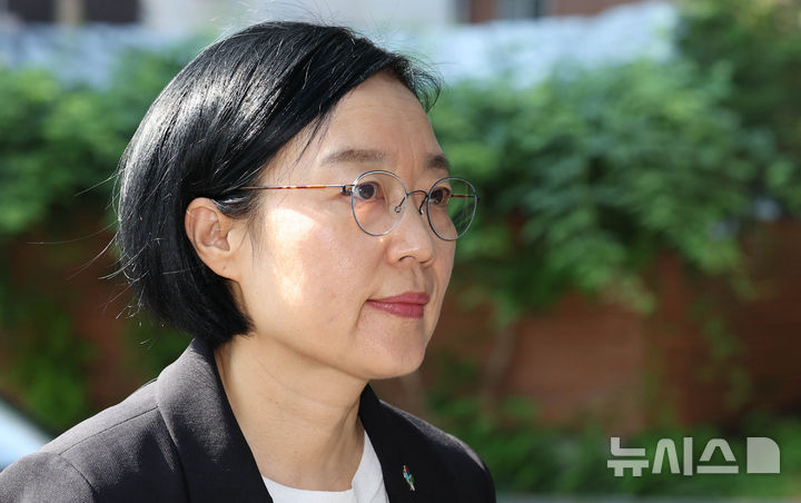 [서울=뉴시스] 조수정 기자 = 한성숙 국무총리 후보자가 12일 오전 서울 종로구 금융감독원 연수원에 마련된 인사청문회 준비사무실로 출근하고 있다. 2026.06.12. chocrystal@newsis.com