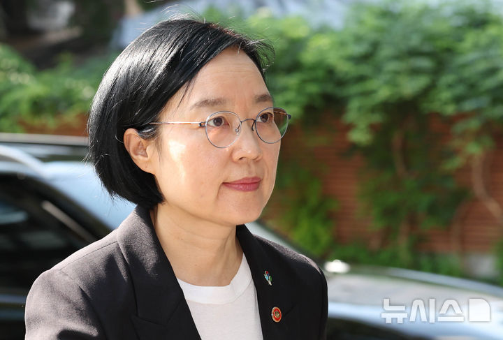 [서울=뉴시스] 조수정 기자 = 한성숙 국무총리 후보자가 지난 12일 오전 서울 종로구 금융감독원 연수원에 마련된 인사청문회 준비사무실로 출근하고 있다. 2026.06.12. chocrystal@newsis.com