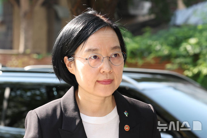 [서울=뉴시스] 조수정 기자 = 한성숙 국무총리 후보자가 12일 오전 서울 종로구 금융감독원 연수원에 마련된 인사청문회 준비사무실로 출근하고 있다. 2026.06.12. chocrystal@newsis.com