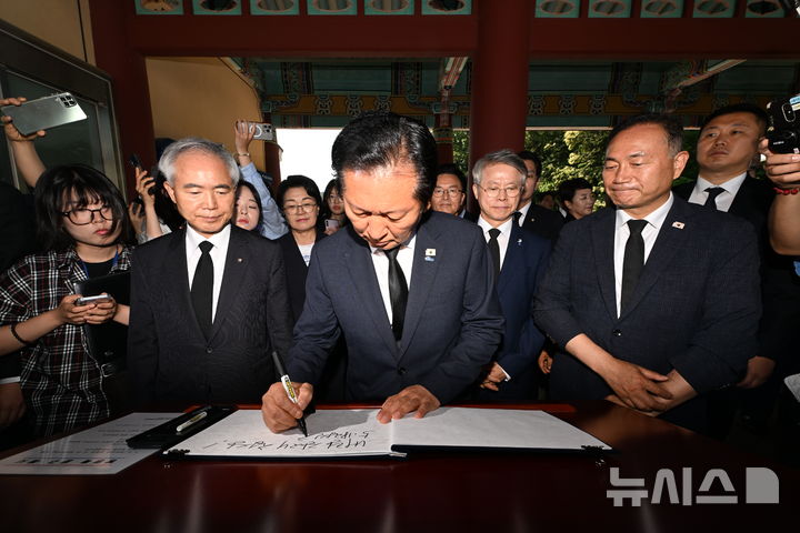 [광주=뉴시스] 이영주 기자 = 정청래 더불어민주당 당대표가 12일 오전 광주 북구 운정동 국립5.18민주묘지를 찾아 방명록을 쓰고 있다. 2026.06.12. leeyj2578@newsis.com