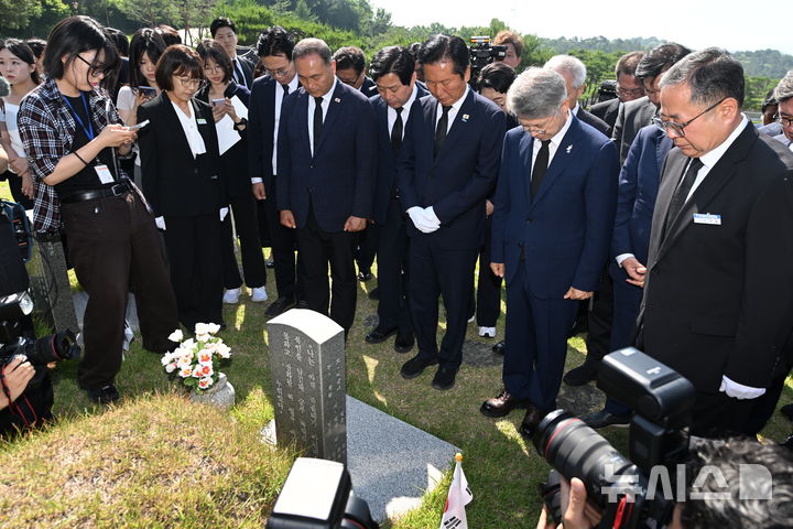 [광주=뉴시스] 이영주 기자 = 정청래 더불어민주당 당대표가 12일 오전 광주 북구 운정동 국립5.18민주묘지를 찾아 '5·18 전남대 총학생회장' 고(故) 박관현 열사의 묘소를 참배하고 있다. 2026.06.12. leeyj2578@newsis.com