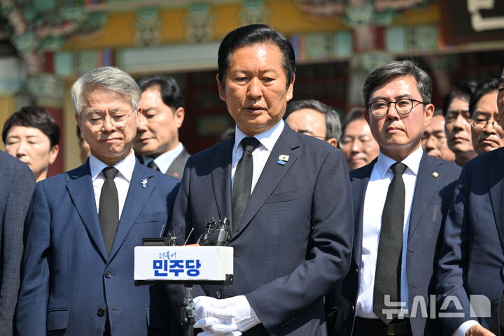 [광주=뉴시스] 이영주 기자 = 정청래(가운데) 더불어민주당 당대표가 12일 오전 광주 북구 운정동 국립5.18민주묘지를 찾아 취재진에 인터뷰하고 있다. 2026.06.12. leeyj2578@newsis.com