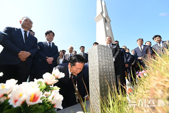[광주=뉴시스] 이영주 기자 = 정청래 더불어민주당 당대표가 12일 오전 광주 북구 운정동 국립5.18민주묘지를 찾아 '5·18 시민군 대변인' 고(故) 윤상원 열사 묘소를 참배하고 있다. 2026.06.12. leeyj2578@newsis.com