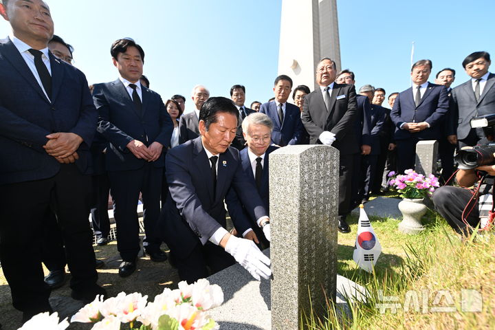 [광주=뉴시스] 이영주 기자 = 정청래 더불어민주당 당대표가 12일 오전 광주 북구 운정동 국립5.18민주묘지를 찾아 '5·18 시민군 대변인' 고(故) 윤상원 열사 묘소를 참배하고 있다. 2026.06.12. leeyj2578@newsis.com