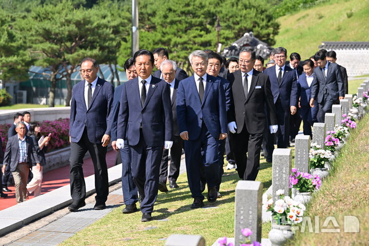 [광주=뉴시스] 이영주 기자 = 정청래 더불어민주당 당대표가 12일 오전 광주 북구 운정동 국립5.18민주묘지를 찾아 개별 모소 참배를 위해 이동하고 있다. 2026.06.12. leeyj2578@newsis.com