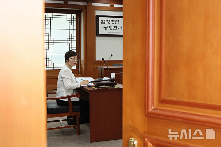 [과천=뉴시스] 김금보 기자 = 조현욱 투표용지 부족 사태 진상규명위원회 위원장이 12일 경기 과천시 중앙선거관리위원회 과천청사에서 열린 투표용지 부족 사태 진상규명위원회 제3차 회의에 참석해 있다. 2026.06.12. kgb@newsis.com