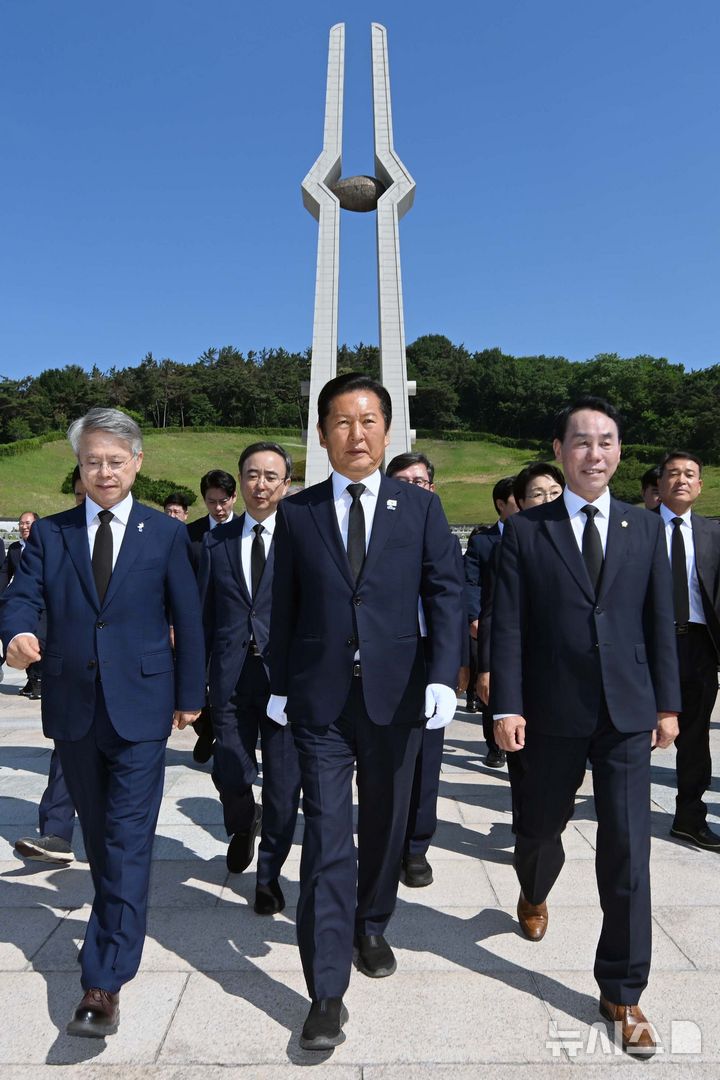 [광주=뉴시스] 이영주 기자 = 정청래 더불어민주당 당대표가 12일 오전 광주 북구 운정동 국립5.18민주묘지를 찾아 참배를 마친 뒤 이동하고 있다. 2026.06.12. leeyj2578@newsis.com