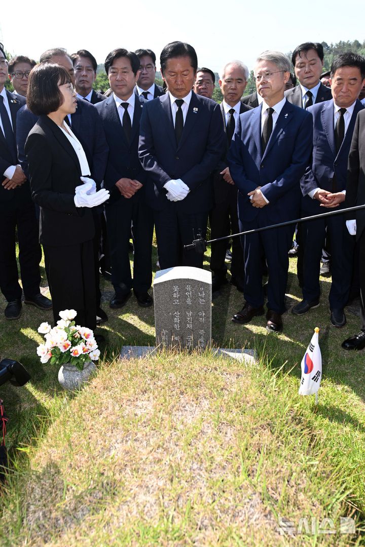 [광주=뉴시스] 이영주 기자 = 정청래 더불어민주당 당대표가 12일 오전 광주 북구 운정동 국립5.18민주묘지를 찾아 '5·18 전남대 총학생회장' 고(故) 박관현 열사의 묘소를 참배하고 있다. 2026.06.12. leeyj2578@newsis.com