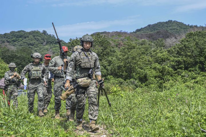 [서울=뉴시스] 해병대사령부는 지난 6일부터 12일까지 경북 포항 수성사격장에서 제5회 해병대사령관배 저격수 경연대회를 실시했다.사진은 10일 해병대 저격수팀이 종합전술사격에서 저격임무 수행을 위해 기동하고 있다. (사진=해병대사령부 제공) 2026.06.12. photo@newsis.com *재판매 및 DB 금지