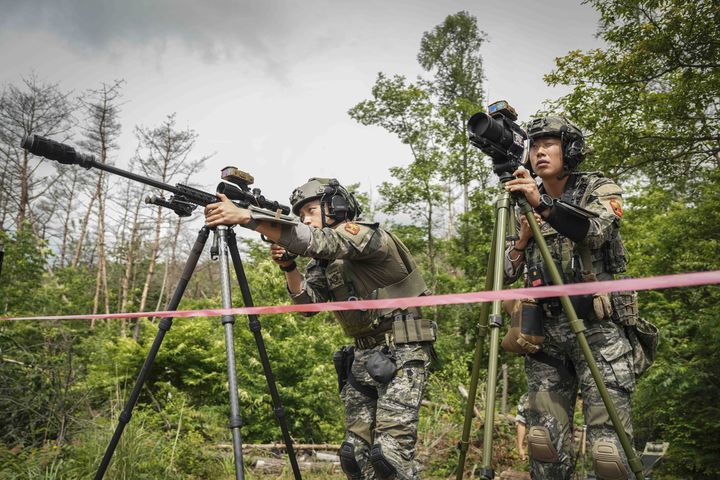 [서울=뉴시스] 해병대사령부는 지난 6일부터 12일까지 경북 포항 수성사격장에서 제5회 해병대사령관배 저격수 경연대회를 실시했다. 사진은 9일 한국 해병대 저격수팀이 기동 사격장에서 장애물 사격 표적을 겨냥하고 있다. (사진=해병대사령부 제공) 2026.06.12. photo@newsis.com *재판매 및 DB 금지
