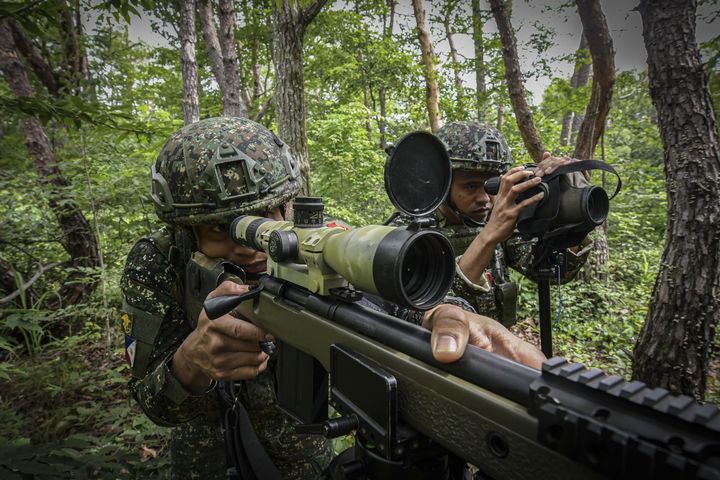 [서울=뉴시스] 해병대사령부는 지난 6일부터 12일까지 경북 포항 수성사격장에서 제5회 해병대사령관배 저격수 경연대회를 실시했다.사진은 9일 필리핀 해병대 저격수팀이 산악지역 훈련장에서 장애물 사격 표적을 겨냥하고 있다. (사진=해병대사령부 제공) 2026.06.12. photo@newsis.com *재판매 및 DB 금지