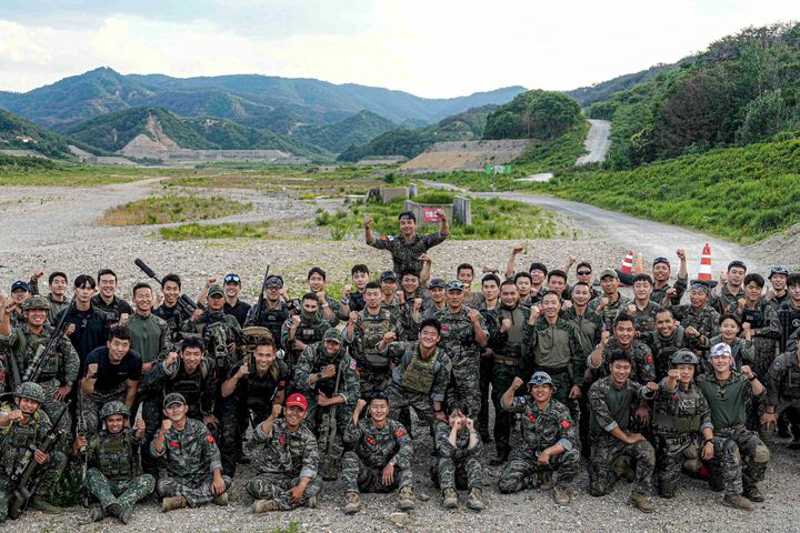 [서울=뉴시스] 해병대사령부는 지난 6일부터 12일까지 경북 포항 수성사격장에서 제5회 해병대사령관배 저격수 경연대회를 실시했다.사진은 11일 경연대회에 참가한 저격수들이 기념촬영 하고 있다. (사진=해병대사령부 제공) 2026.06.12. photo@newsis.com *재판매 및 DB 금지