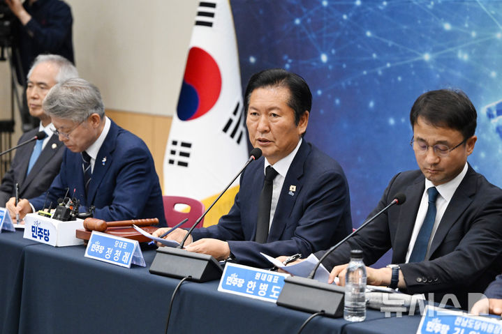 [광주=뉴시스] 이현행 기자 = 정청래 더불어민주당 대표가 12일 오전 광주 서구 치평동 김대중컨벤션센터에서 제9회 동시지방선거 이후 처음으로 열린 더불어민주당 전남·광주 현장 최고위원회의에서 발언하고 있다 2026.06.12. lhh@newsis.com