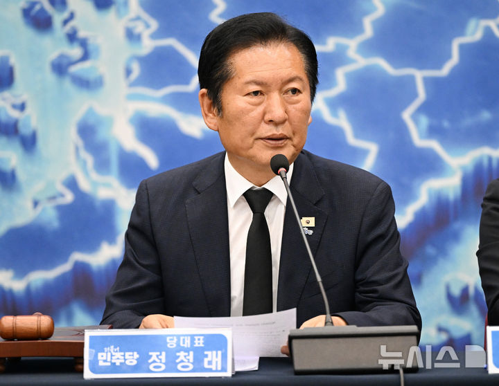[광주=뉴시스] 이현행 기자 = 정청래 더불어민주당 대표가 12일 오전 광주 서구 치평동 김대중컨벤션센터에서 제9회 동시지방선거 이후 처음으로 열린 더불어민주당 전남·광주 현장 최고위원회의에서 발언하고 있다 2026.06.12. lhh@newsis.com