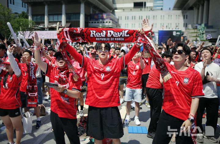 [서울=뉴시스] 정병혁 기자 = 2026 북중미 월드컵 조별리그 A조 1차전 대한민국과 체코의 경기가 열린 12일 서울 종로구 광화문광장에서 시민들이 응원전을 펼치고 있다. 2026.06.12. jhope@newsis.com