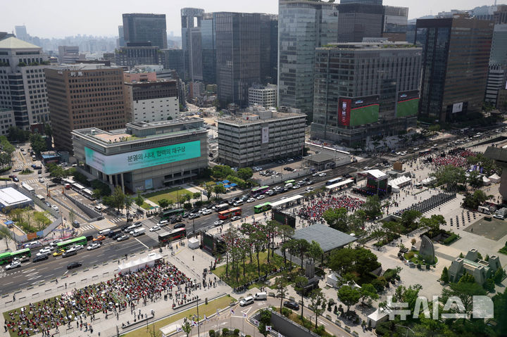 [서울=뉴시스] 조수정 기자 = 12일 오전 서울 종로구 광화문광장에서 시민들이 2026 FIFA 북중미 월드컵 조별리그 대한민국-체코 경기를 관전하고 있다. 응원하는 시민들 위 KT 광화문빌딩 웨스트 대형 미디어월에 경기 영상이 생중계되고 있다. 2026.06.12. chocrystal@newsis.com
