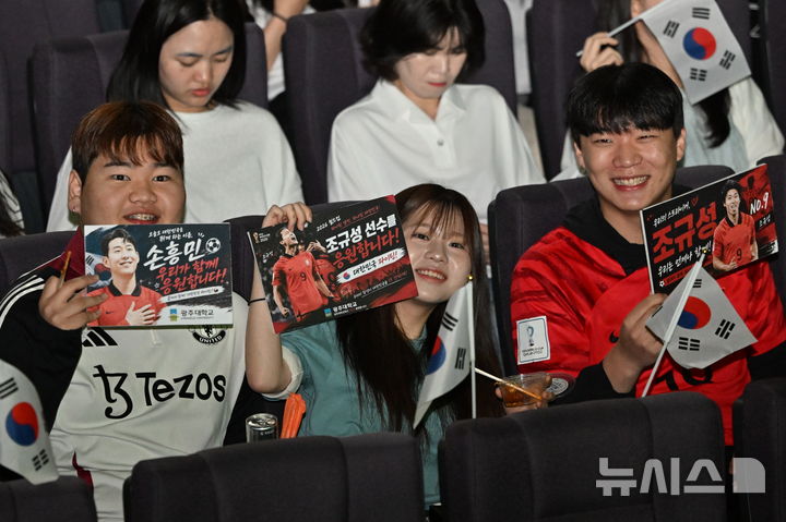 [광주=뉴시스] 이영주 기자 = 2026 FIFA 북중미 월드컵 A조 1차전 대한민국 대 체코전이 열린 12일 오전 국가대표 축구선수 조규성(FC미트월란)의 모교인 광주 남구 광주대학교에서 재학생들이 경기를 관람하며 응원을 펼치고 있다. 2026.06.12. leeyj2578@newsis.com