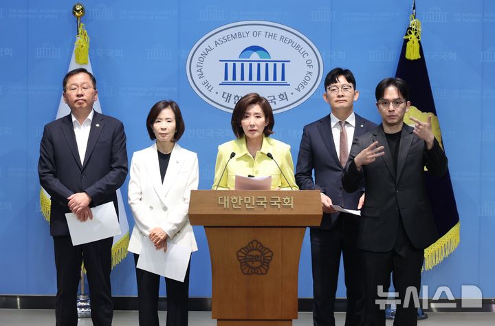 [서울=뉴시스] 조성봉 기자 = 나경원 국민의힘 의원이 12일 오전 서울 여의도 국회에서 열린 6.3 지방선거 부실 사태 관련 기자회견에서 발언을 하고 있다. 왼쪽부터 조승환, 최수진 의원, 나 의원, 박충권 의원, 수어통역사. 2026.06.12. suncho21@newsis.com