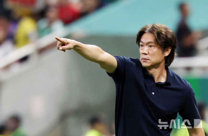 [사포판(멕시코)=뉴시스] 전신 기자 = 11일(현지 시간) 멕시코 과달라하라 스타디움에서 열린 2026 북중미 월드컵 조별리그 A조 대한민국과 체코의 경기에서 홍명보 한국 축구대표팀 감독이 선수들에 지시하고 있다. 2026.06.12. photo1006@newsis.com