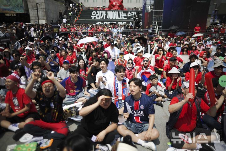 [서울=뉴시스] 정병혁 기자 = 2026 북중미 월드컵 조별리그 A조 1차전 대한민국과 체코의 경기가 열린 12일 서울 종로구 광화문광장에서 시민들이 응원전을 펼치고 있다. 2026.06.12. jhope@newsis.com