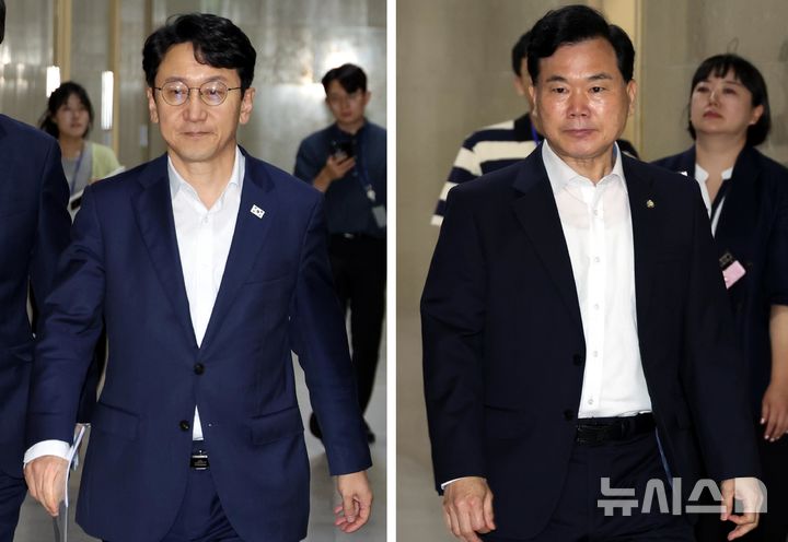 [서울=뉴시스] 조성봉 기자 = 천준호(왼쪽) 더불어민주당 원내운영수석부대표와 김승수 국민의힘 원내운영수석부대표 내정자가 12일 오전 서울 여의도 국회 운영위원장실에서 열린 여야 원내운영수석부대표 회동에 참석하고 있다. 2026.06.12. suncho21@newsis.com