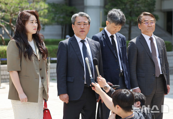 [서울=뉴시스] 김진아 기자 = 12·3 비상계엄을 선포하기 위한 명분을 만들고자 북한 평양에 무인기를 투입했다는 혐의로 기소된 윤석열 전 대통령이 1심에서 징역 30년을 선고받은 12일 서울 서초구 서울중앙지방법원에서 윤 전 대통령의 국민변호인단 김계리(왼쪽부터), 송진호, 배의철, 배보윤 변호사가 일반이적 등 혐의 1심 선고공판 결과 관련 입장을 밝히고 있다. 2026.06.12. bluesoda@newsis.com