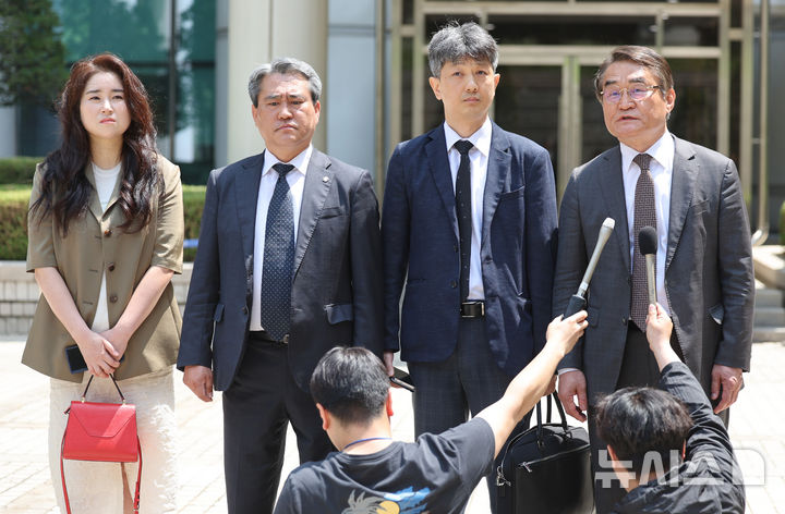 [서울=뉴시스] 김진아 기자 = 12·3 비상계엄을 선포하기 위한 명분을 만들고자 북한 평양에 무인기를 투입했다는 혐의로 기소된 윤석열 전 대통령이 1심에서 징역 30년을 선고받은 지난 12일 서울 서초구 서울중앙지법에서 윤 전 대통령의 변호인단 김계리(왼쪽부터), 송진호, 배의철, 배보윤 변호사가 일반이적 등 혐의 1심 선고공판 결과 관련 입장을 밝히고 있다. 2026.06.25. bluesoda@newsis.com