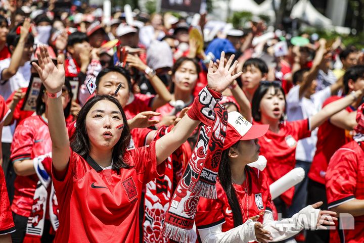 [서울=뉴시스] 정병혁 기자 = 2026 북중미 월드컵 조별리그 A조 1차전 대한민국과 체코의 경기가 열린 12일 서울 종로구 광화문광장에서 시민들이 응원전을 펼치고 있다. 2026.06.12. jhope@newsis.com