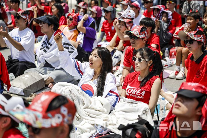 [서울=뉴시스] 정병혁 기자 = 2026 북중미 월드컵 조별리그 A조 1차전 대한민국과 체코의 경기가 열린 12일 서울 종로구 광화문광장에서 시민들이 응원전을 펼치고 있다. 2026.06.12. jhope@newsis.com