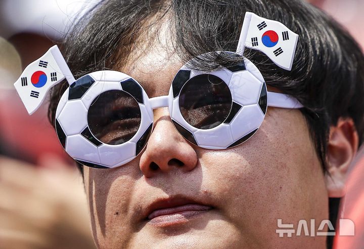 [서울=뉴시스] 정병혁 기자 = 2026 북중미 월드컵 조별리그 A조 1차전 대한민국과 체코의 경기가 열린 12일 서울 종로구 광화문광장에서 시민들이 응원전을 펼치고 있다. 2026.06.12. jhope@newsis.com
