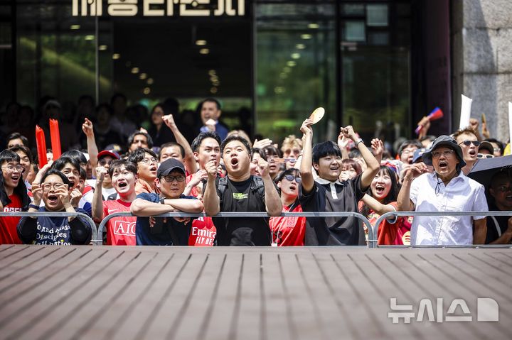 [서울=뉴시스] 정병혁 기자 = 2026 북중미 월드컵 조별리그 A조 1차전 대한민국과 체코의 경기가 열린 12일 서울 종로구 광화문광장에서 시민들이 응원전을 펼치고 있다. 2026.06.12. jhope@newsis.com