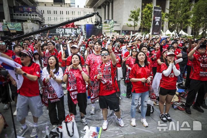 [서울=뉴시스] 정병혁 기자 = 2026 북중미 월드컵 조별리그 A조 1차전 대한민국과 체코의 경기가 열린 12일 서울 종로구 광화문광장에서 시민들이 응원전을 펼치고 있다. 2026.06.12. jhope@newsis.com