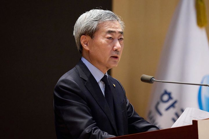 [서울=뉴시스] 신현송 한국은행 총재가 지난 12일 서울 중구 한국은행에서 열린 '한국은행 창립 제76주년 기념식'에서 기념사를 하고 있다. (사진=한국은행 제공) 2026.06.12. photo@newsis.com *재판매 및 DB 금지