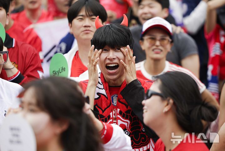 [서울=뉴시스] 정병혁 기자 = 2026 북중미 월드컵 조별리그 A조 1차전 대한민국과 체코의 경기가 열린 12일 서울 종로구 광화문광장에서 시민들이 실점하자 아쉬워하고 있다. 2026.06.12. jhope@newsis.com