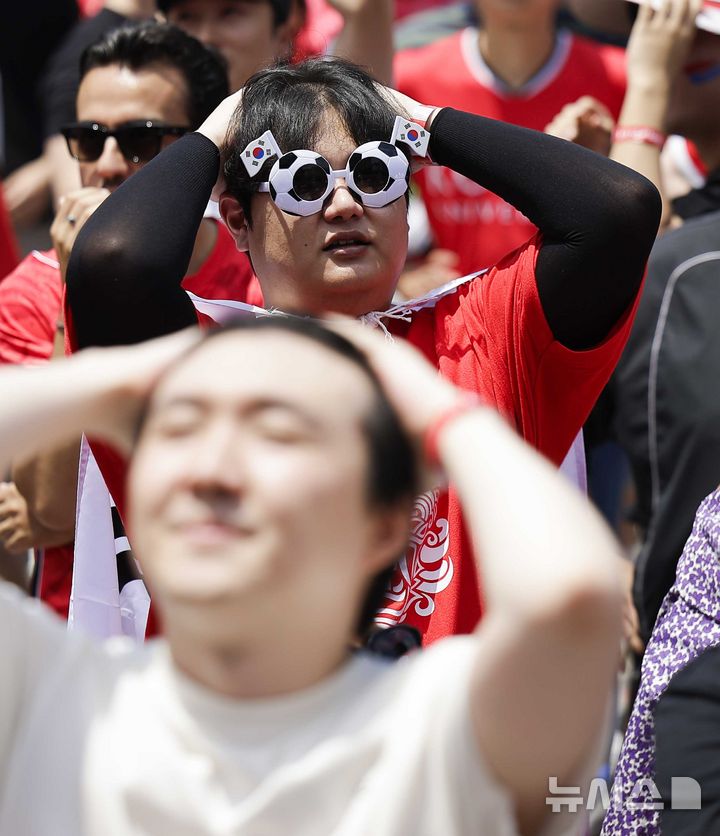[서울=뉴시스] 정병혁 기자 = 2026 북중미 월드컵 조별리그 A조 1차전 대한민국과 체코의 경기가 열린 12일 서울 종로구 광화문광장에서 시민들이 실점하자 아쉬워하고 있다. 2026.06.12. jhope@newsis.com