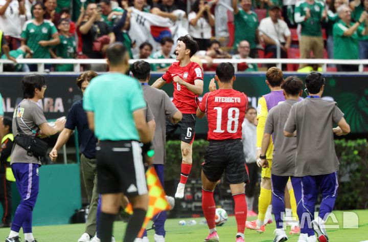 [사포판(멕시코)=뉴시스] 김명년 기자 = 11일(현지 시간) 멕시코 과달라하라 스타디움에서 열린 2026 북중미 월드컵 조별리그 A조 대한민국과 체코의 경기에서 대한민국 황인범이 동점골을 넣고 세리머니를 하고 있다.&nbsp; 2026.06.12. kmn@newsis.com