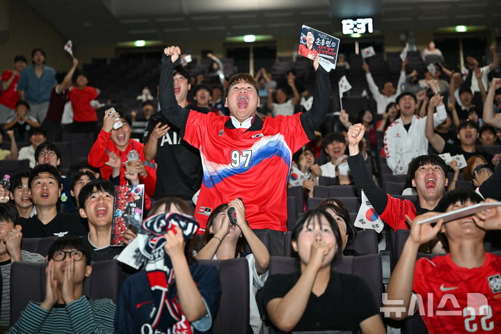 [광주=뉴시스] 이영주 기자 = 2026 FIFA 북중미 월드컵 A조 1차전 대한민국 대 체코전이 열린 12일 오전 국가대표 축구선수 조규성(FC미트월란)의 모교인 광주 남구 광주대학교에서 교직원과 재학생들이 오현규(베식타스 JK)의 역전골에 환호하고 있다. 2026.06.12. leeyj2578@newsis.com